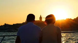 Istanbul Abendliche Bootstour bei Sonnenuntergang auf einem normalen Boot